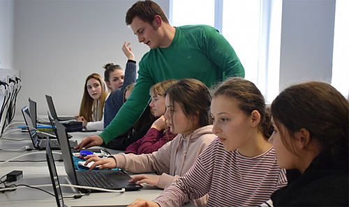 STREICHER supports elective course „App Programming“ at secondary school Maria-Ward in Deggendorf/Germany
